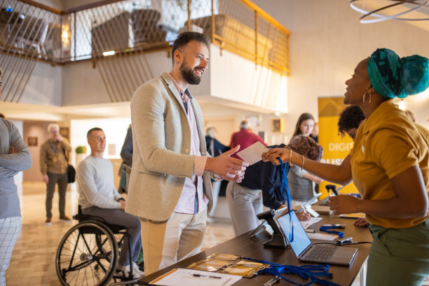 商务会议参与者在一家豪华酒店的大厅登记参加会议图片下载