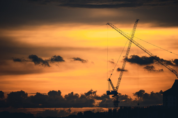 夕阳下建筑起重机的剪影图片下载