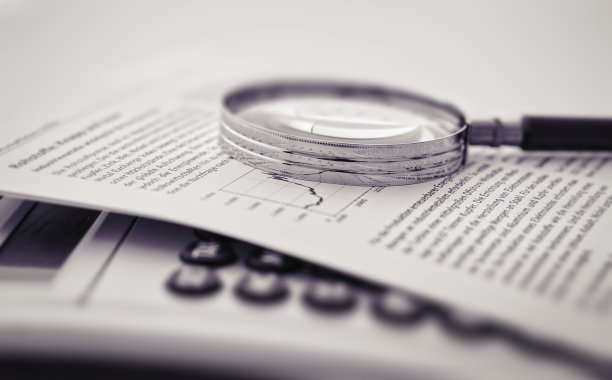 放大镜，计算器和纸上图表，有复制空间图片下载