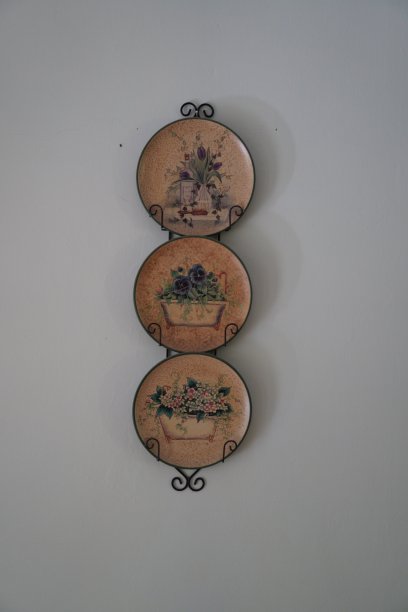 盘子装饰贴在墙上的股票照片图片下载