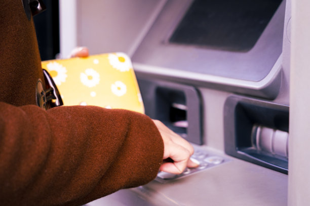 在自动取款机上存钱的人图片下载