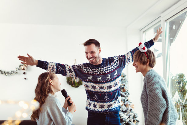 一家人庆祝圣诞节图片下载