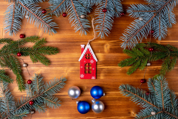 圣诞节的装饰，一棵圣诞树的树枝在木制背景上。圣诞节图片下载