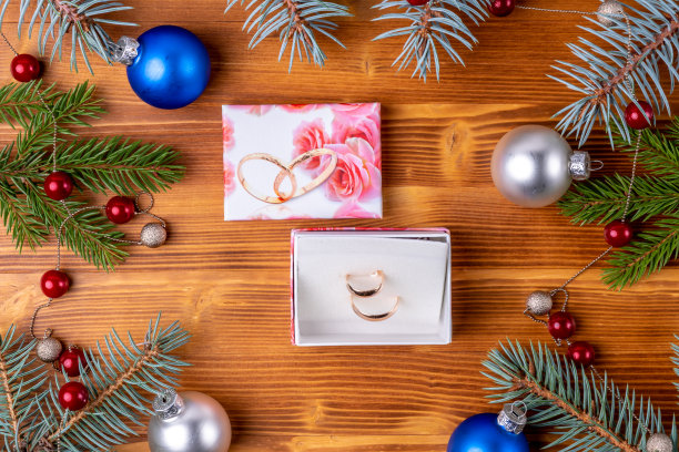 圣诞节的装饰，一棵圣诞树的树枝在木制背景上。圣诞节图片下载