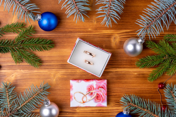 圣诞节的装饰，一棵圣诞树的树枝在木制背景上。圣诞节图片下载