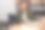 年轻的白人男性电子商务工作人员在办公室使用电脑和智能手机图片下载