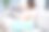 年轻的孕妇抱着婴儿照片坐在家里的沙发上图片下载
