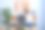 年轻的白人女性商务工作者在办公室伸展手臂图片下载