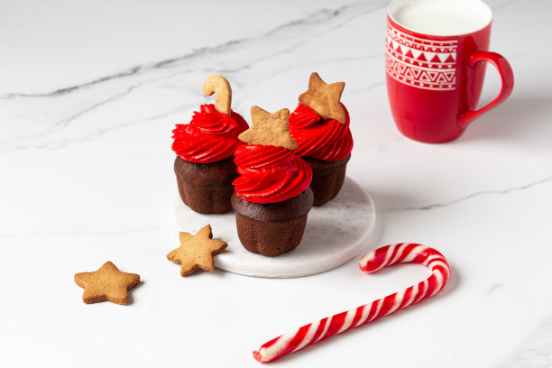 白底红奶油的圣诞纸杯蛋糕图片下载