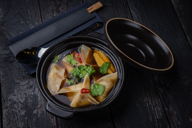 厨师在餐厅里准备的美味汤图片下载