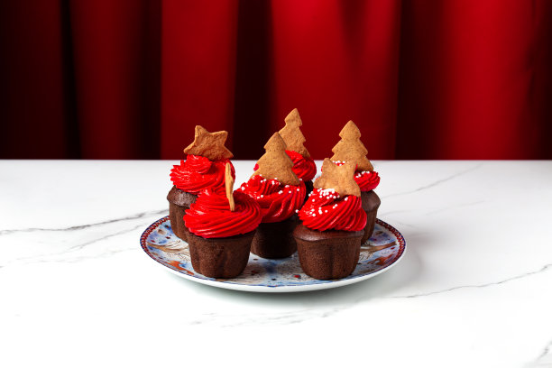 白底红奶油的圣诞纸杯蛋糕图片下载