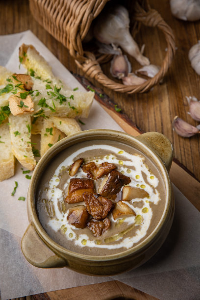 厨师在餐厅里准备的美味汤图片下载