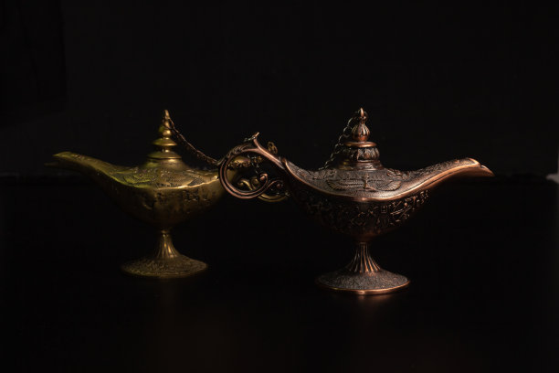 阿拉丁的神灯被孤立在黑色的背景上图片下载