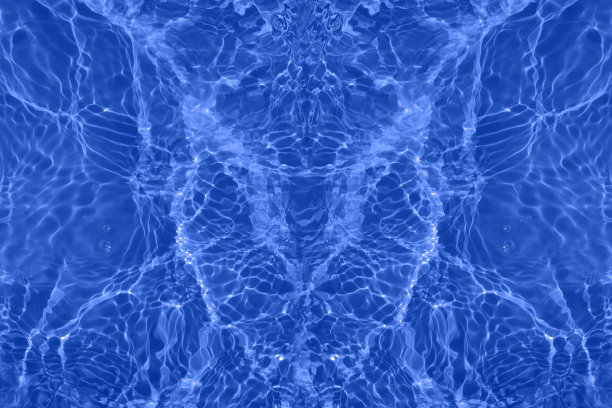 离焦模糊透明蓝色清澈平静的水面纹理与飞溅和气泡。新潮抽象的自然背景。阳光下的水波与复制空间。蓝色水彩闪闪发光图片下载