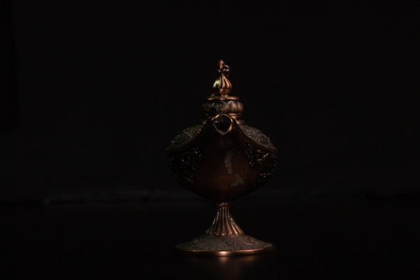 阿拉丁的神灯被孤立在黑色的背景上图片下载