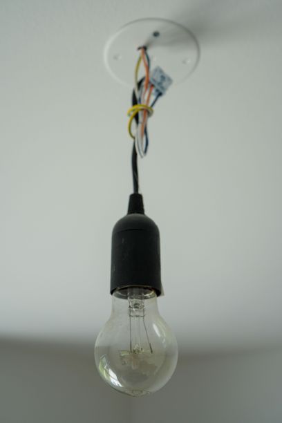 垂直特写的灯泡挂在家里的天花板上图片下载