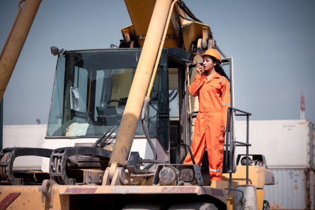 工程师工人下工作与叉车集装箱卡车是运输集装箱航运码头堆场物流出口进口的经营理念。图片下载