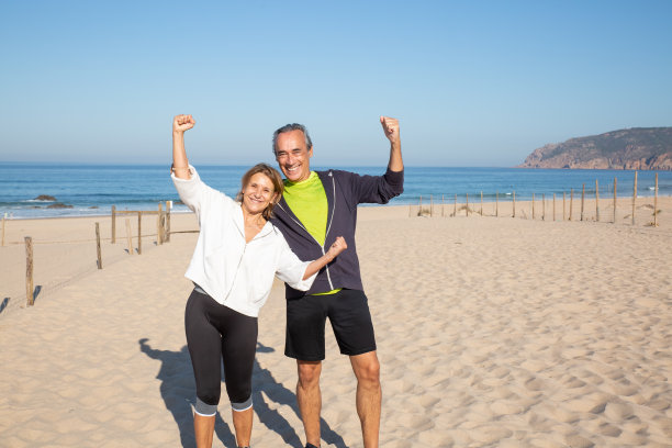 老年夫妇的肖像在蓝色的大海背景图片下载