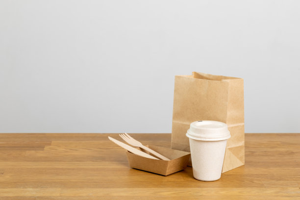 环保食品包装。纸张回收利用的天然产品为零废物。一盒用于食品一次性餐饮的纸，具有自然和可回收的概念。背景上无塑料设置。图片下载