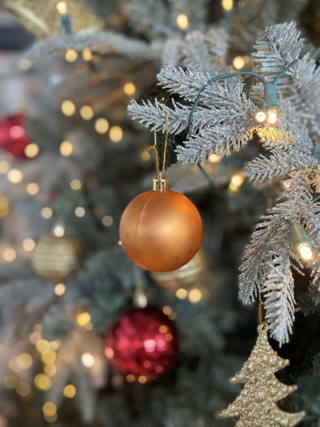 2023年新年快乐，圣诞树装饰图片下载