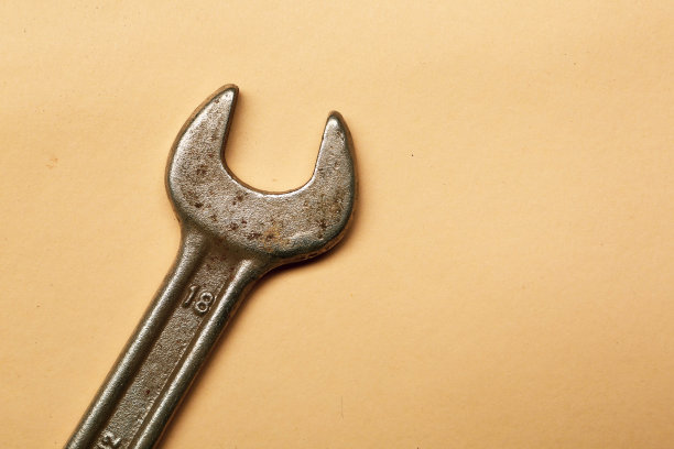 生锈的汽车扳手图片下载