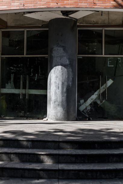 建筑入口的大柱子被光影覆盖的垂直镜头图片下载