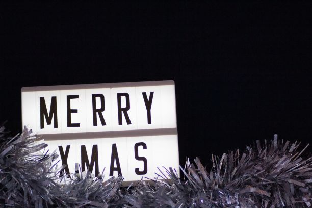 黑色背景祝贺聚会。图片下载