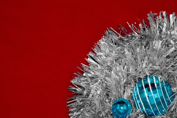 红色背景与花环和圣诞球。图片下载