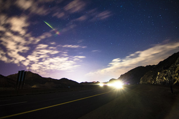 你好，沙特阿拉伯的麦地那。2022年2月1日。高速公路上的一个夜晚。图片下载