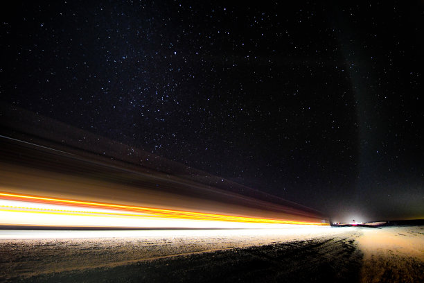 你好，沙特阿拉伯的麦地那。2022年2月1日。高速公路上的一个夜晚。图片下载