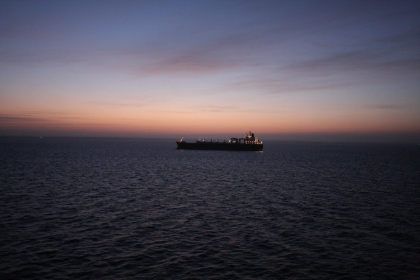 进入苏伊士运河的清晨图片下载