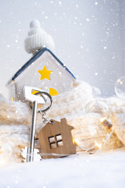 钥匙的房子与钥匙链上一个舒适的家与圣诞装饰。新年、圣诞节的礼物。建筑，设计，工程，搬迁到新房子，抵押，租赁和购买房地产图片下载