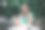 画像快乐的女记者30岁手拿平板电脑在街头咖啡馆的酒时间对着镜头微笑，成功的女人戴眼镜享受休闲与现代科技图片下载