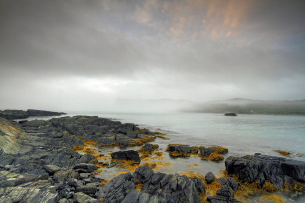 美丽的照片，雾蒙蒙的日出天空在布里格斯南海岸，加拿大图片下载