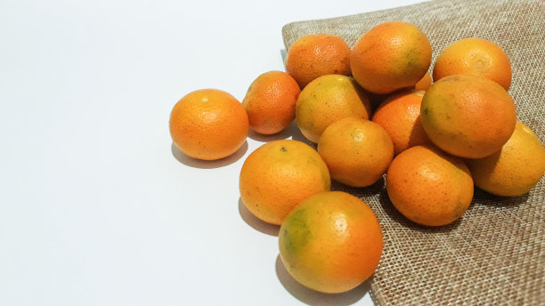 白色背景上孤立的小橘子图片下载