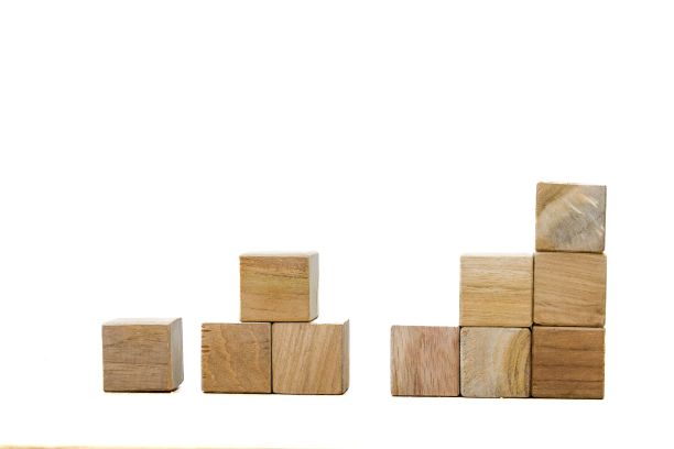 白色背景上的木块图片下载