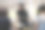 一位亚裔女老师在美术教室里教孩子们关于亚克力画的知识。图片下载