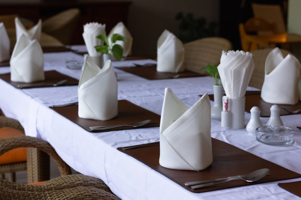 在高级餐厅为婚礼布置餐桌图片下载