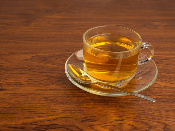 茶杯放在木桌上。早晨饮料和放松概念图片下载