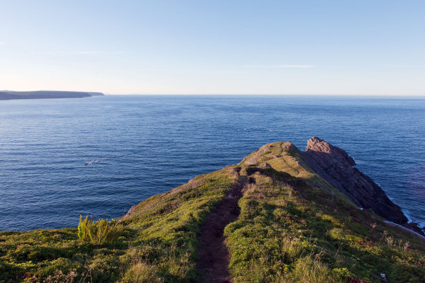 海边小山上散步小径的美丽照片图片下载