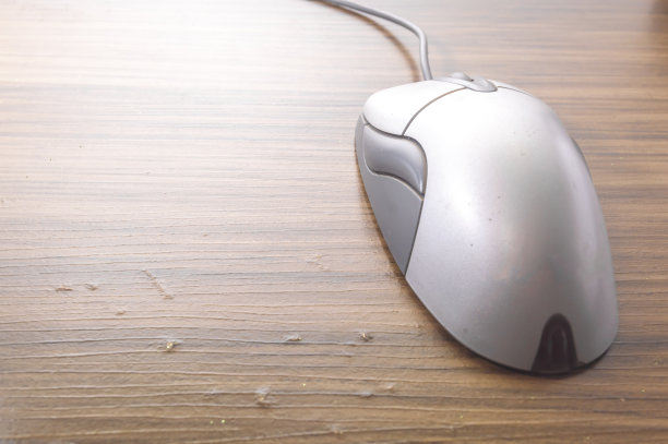 木质背景上的现代电脑鼠标图片下载