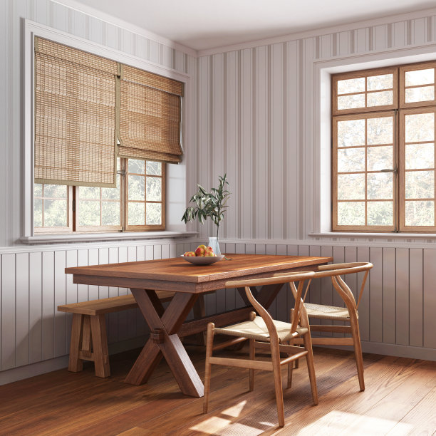 农舍木制餐厅，白色和米色调。有椅子和长凳的乡村桌子。墙纸和镶木地板。Wabi sabi室内设计图片下载