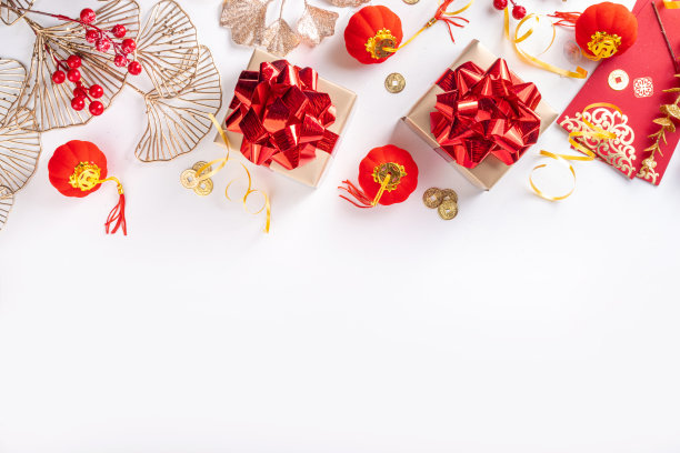 白色背景的中国新年。春节贺卡与传统节日装饰-银杏叶，金枝，礼品盒，红色浆果，礼品信封，硬币，中国灯笼图片下载