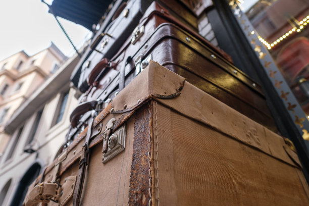 一些旧行李棕色行李箱从低角度堆在一起图片下载