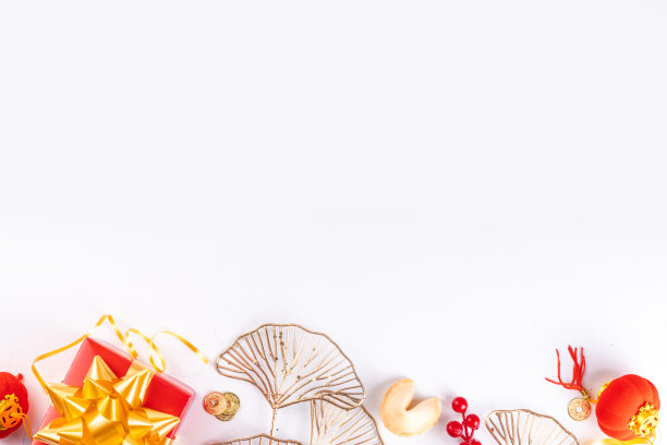 白色背景的中国新年。春节贺卡与传统节日装饰-银杏叶，金枝，礼品盒，红色浆果，礼品信封，硬币，中国灯笼图片下载