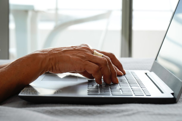 一个自由职业的女商人在笔记本电脑上工作。财务自由。图片下载