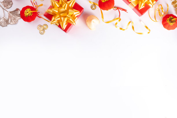 白色背景的中国新年。春节贺卡与传统节日装饰-银杏叶，金枝，礼品盒，红色浆果，礼品信封，硬币，中国灯笼图片下载