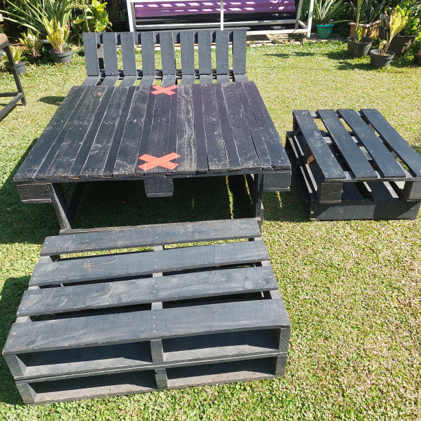 餐厅或咖啡馆里色彩鲜艳的户外桌椅图片下载