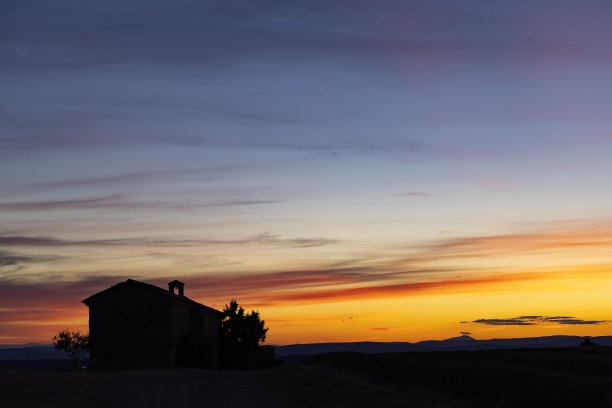法国普罗旺斯瓦朗索勒高原日出时的小教堂图片下载