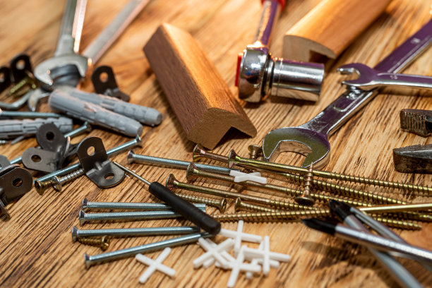 从上面放大的各种螺丝。图片下载